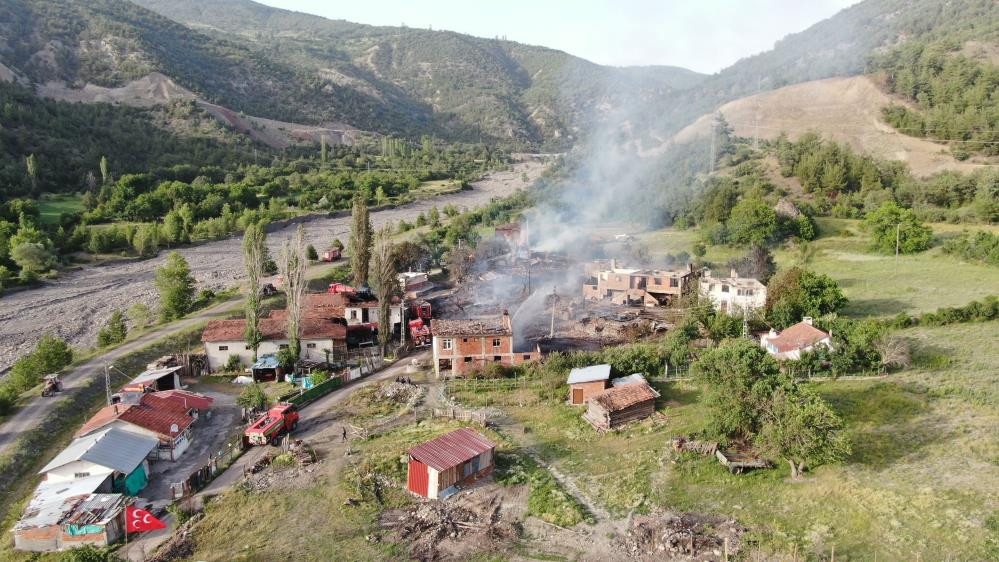 12 evin yandığı köy havadan görüntülendi