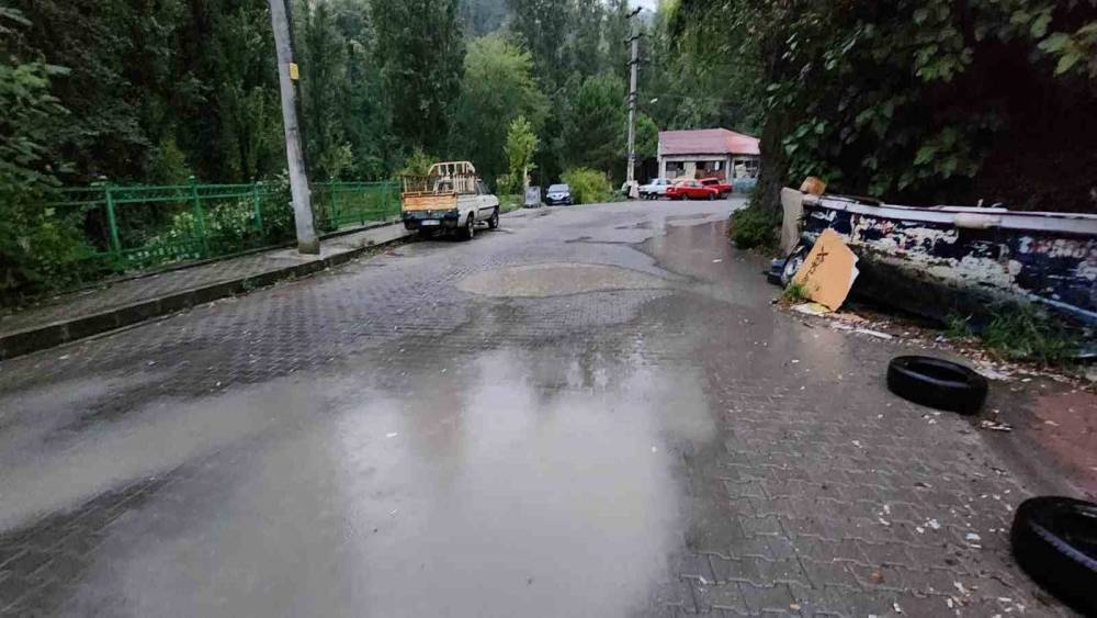 Yağmur sonrası yollar göle döndü, mahalleli belediyeden mazgal istedi