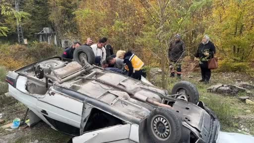  Alışverişten dönen yaşlı çift araçla takla attı