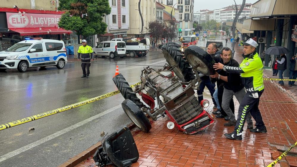 Devrilen traktörün altında kalan sürücü feci şekilde öldü, 1 kişi yaralandı