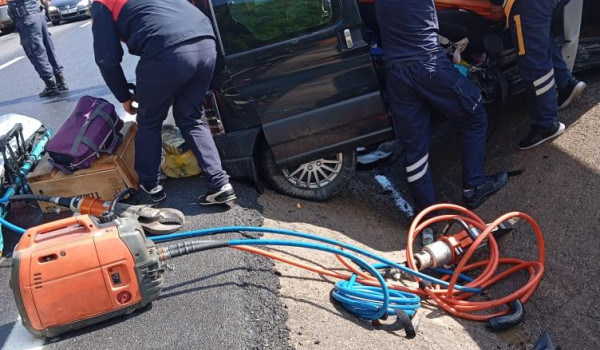 Direksiyon hakimiyetini kaybeden sürücü refüje çarptı; 2 yaralı