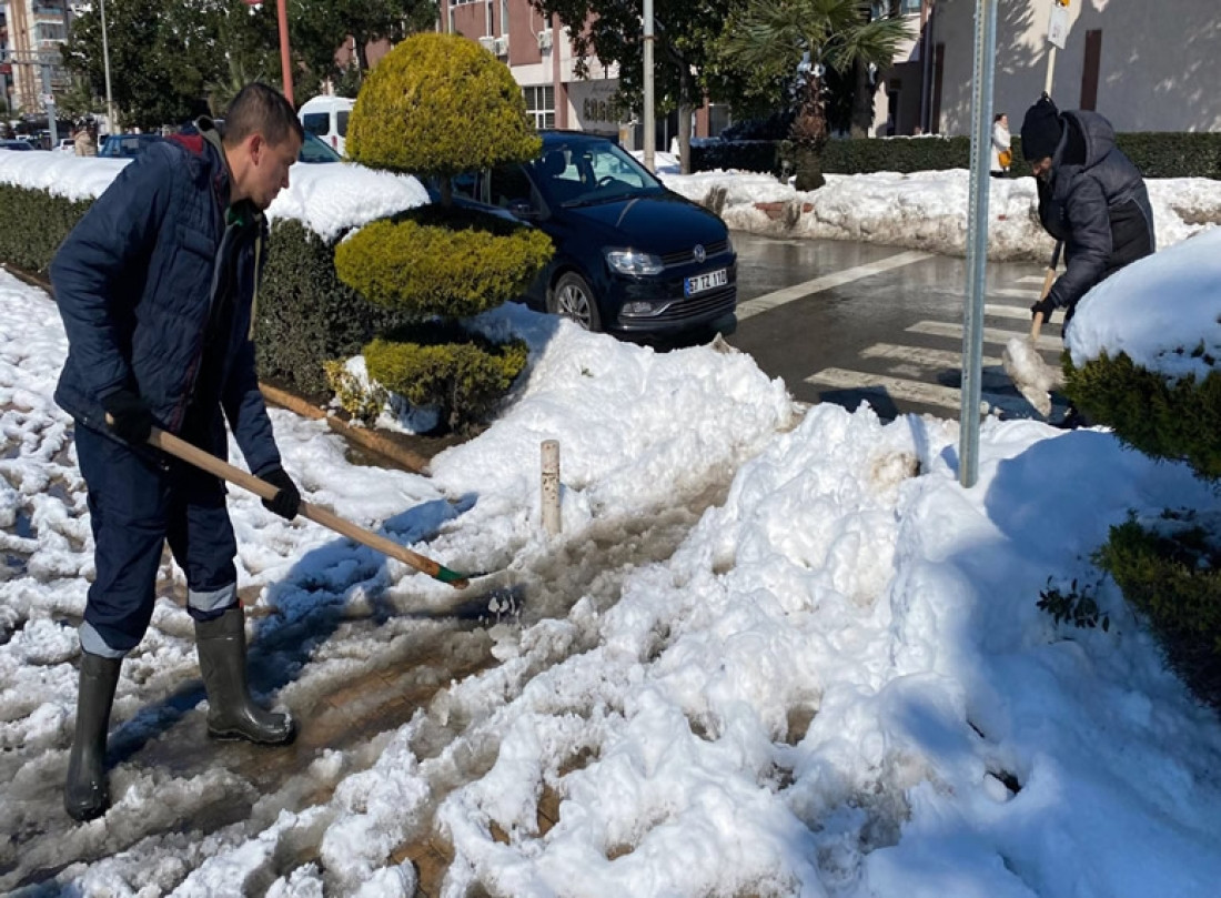 Ereğli’de Yollar Ve Kaldırımlar Kardan Temizleniyor