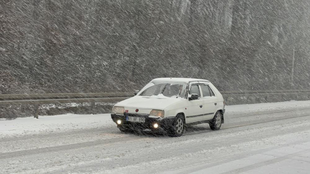 Kar yağışı başladı, yollar beyaza büründü