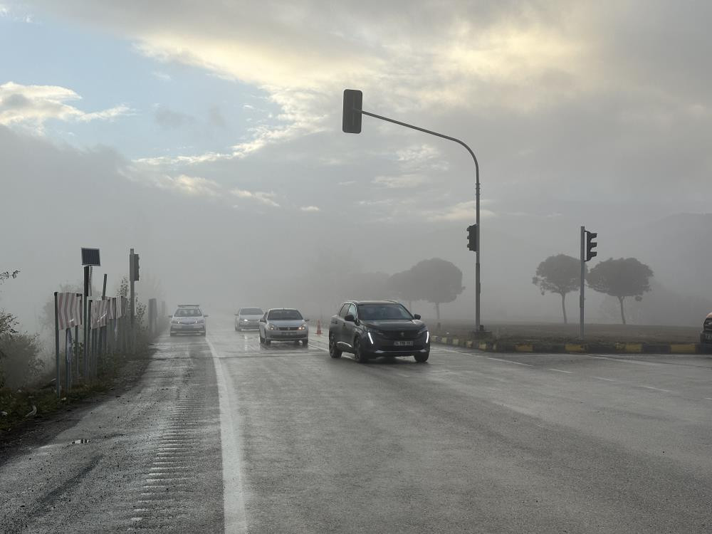 Kavşakta zincirleme trafik kazası: 2 kişi yaralandı