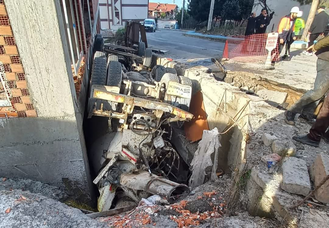 Kozlu'da beton mikseri apartman boşluğuna devrildi