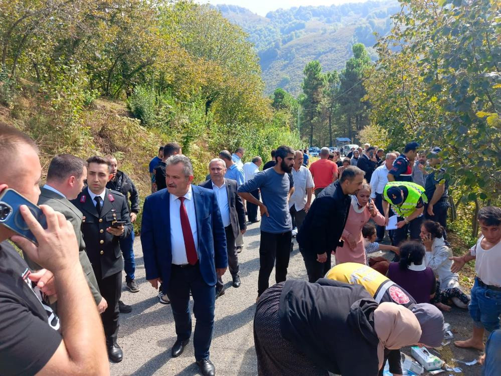 Minibüs uçuruma yuvarlandı: Çok sayıda yaralı var