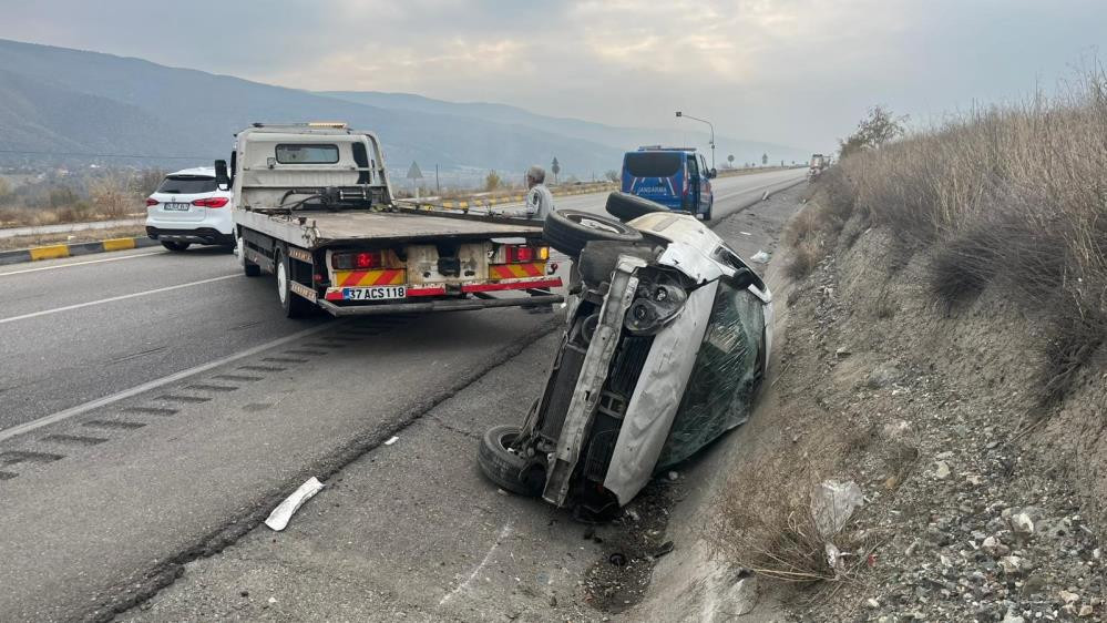 Otomobil yan yattı: 1'i çocuk 3 yaralı