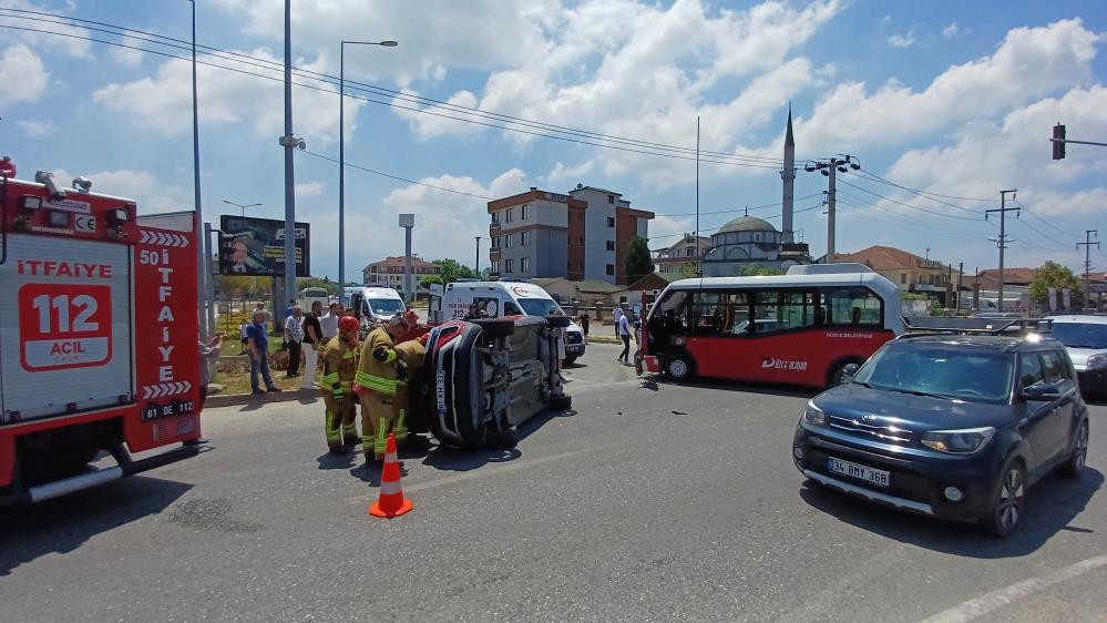 Özel halk otobüsü ile otomobil çarpıştı: 5 yaralı
