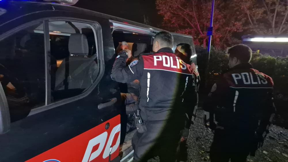 Polisin dikkati ırmak yatağına düşen şahsı kurtardı