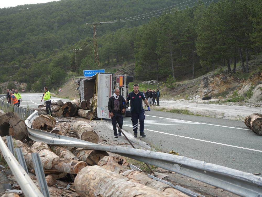 Tomruk yüklü tır virajı alamayarak devrildi: 1 yaralı