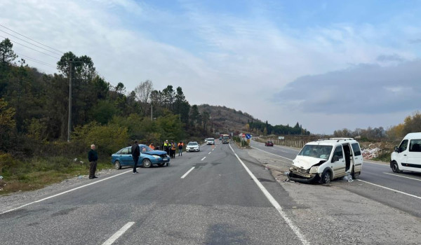 'U' dönüşü yapan otomobil hafif ticari araçla çarpıştı: 6 yaralı