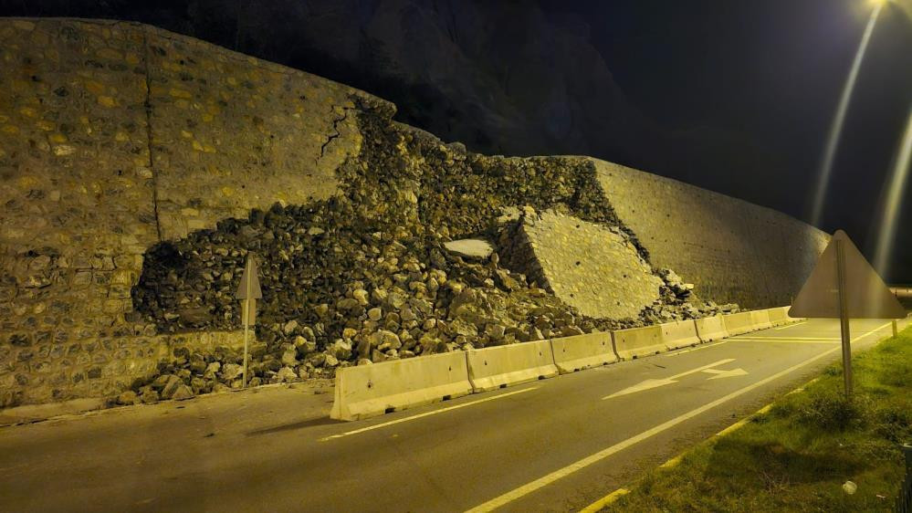 Yağışlar sonrası taş duvar yıkıldı