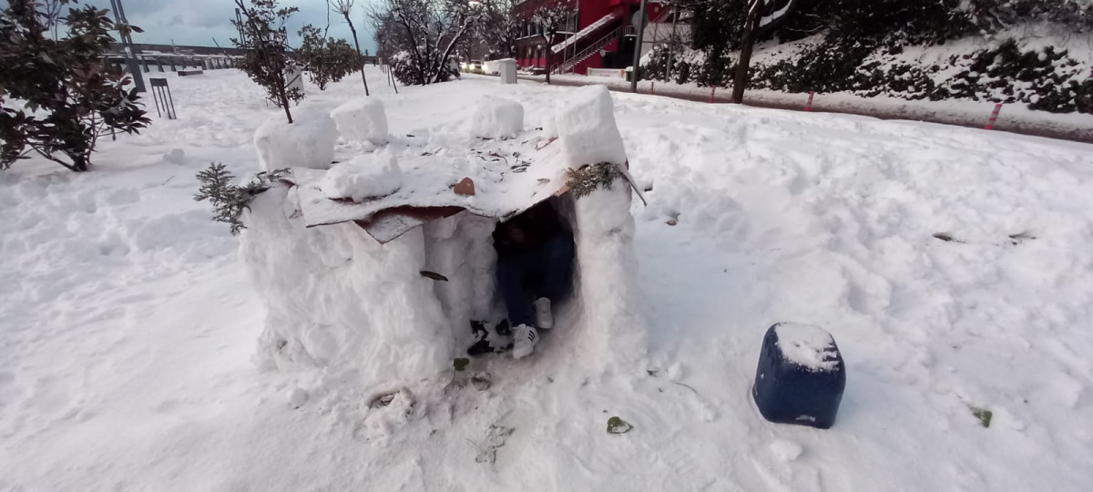 Zonguldak sahile İglo yaptı: İçerisi daha sıcak